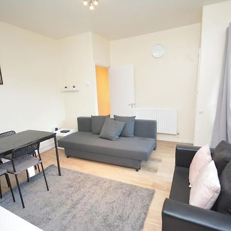 Lovely 4 Bedroom Apartment Close To The City Walking Distance From The Rivere View London Bagian luar foto