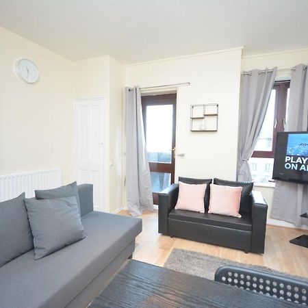 Lovely 4 Bedroom Apartment Close To The City Walking Distance From The Rivere View London Bagian luar foto