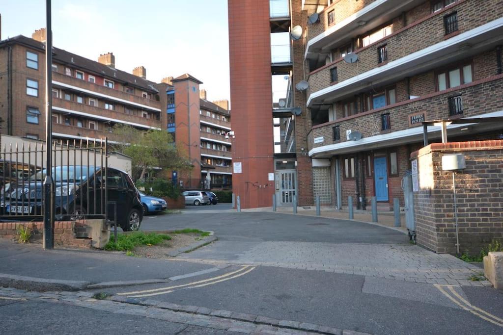 Lovely 4 Bedroom Apartment Close To The City Walking Distance From The Rivere View London Bagian luar foto