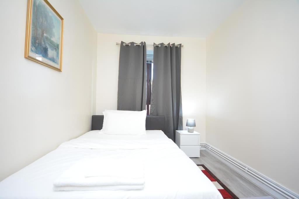Lovely 4 Bedroom Apartment Close To The City Walking Distance From The Rivere View London Bagian luar foto