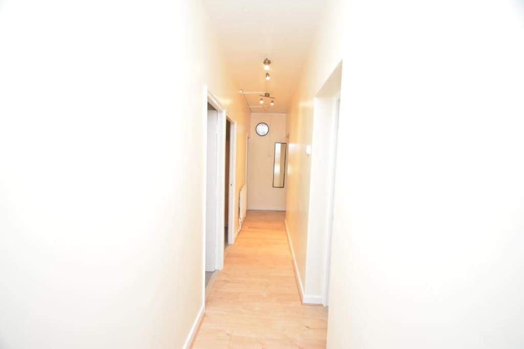 Lovely 4 Bedroom Apartment Close To The City Walking Distance From The Rivere View London Bagian luar foto