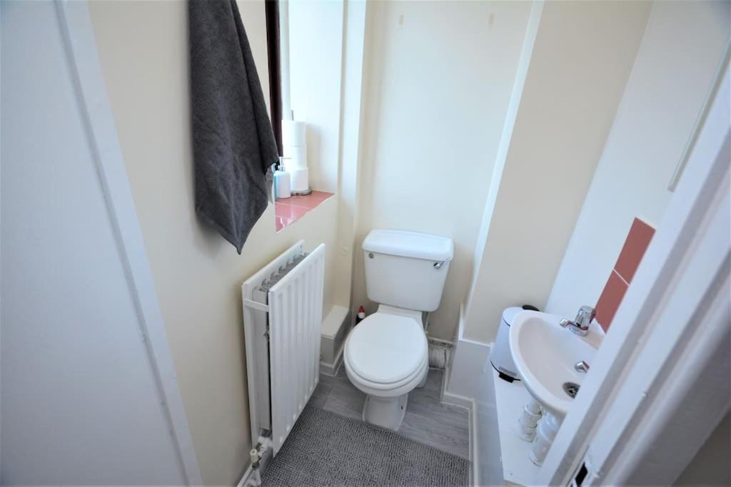Lovely 4 Bedroom Apartment Close To The City Walking Distance From The Rivere View London Bagian luar foto