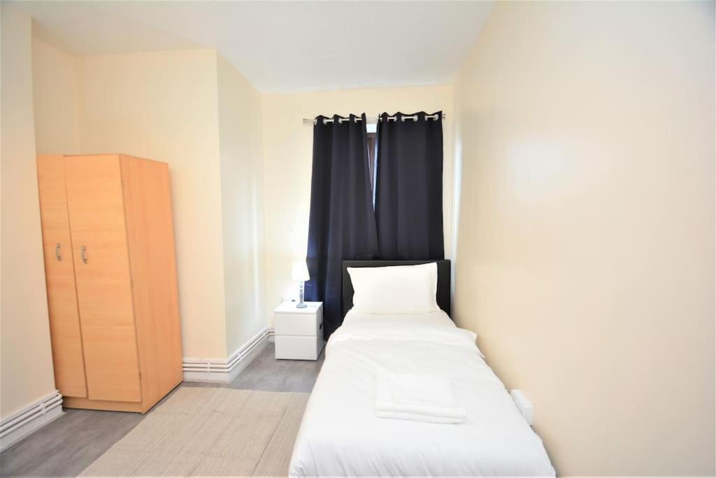 Lovely 4 Bedroom Apartment Close To The City Walking Distance From The Rivere View London Bagian luar foto