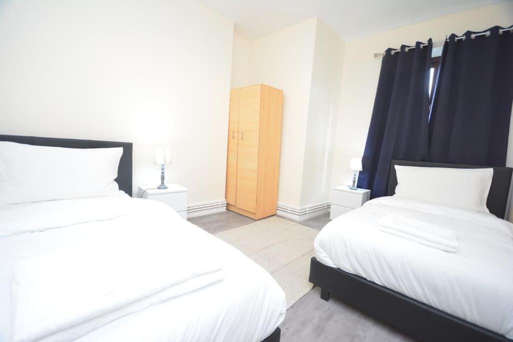 Lovely 4 Bedroom Apartment Close To The City Walking Distance From The Rivere View London Bagian luar foto