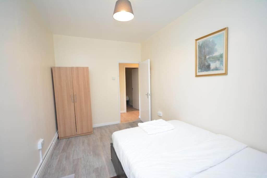 Lovely 4 Bedroom Apartment Close To The City Walking Distance From The Rivere View London Bagian luar foto