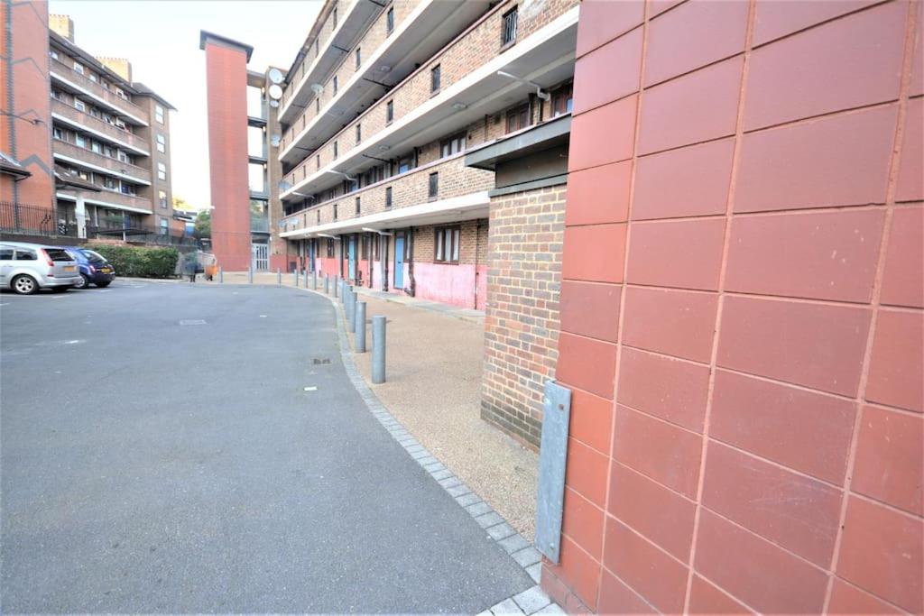 Lovely 4 Bedroom Apartment Close To The City Walking Distance From The Rivere View London Bagian luar foto