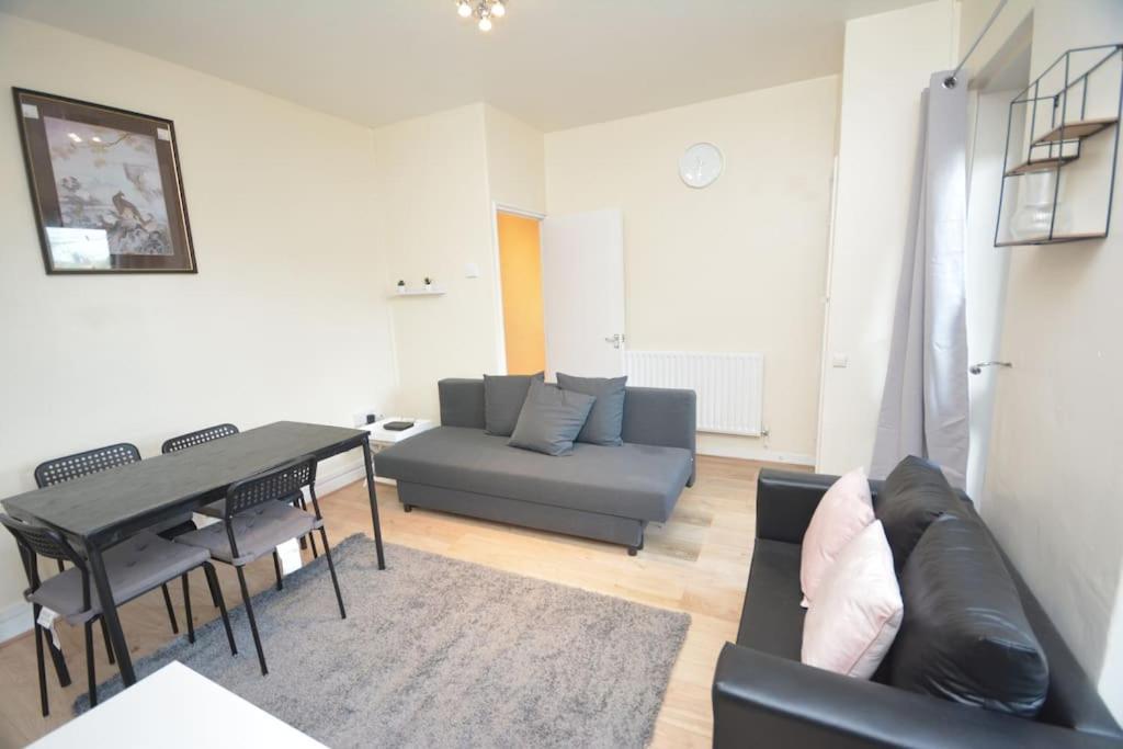 Lovely 4 Bedroom Apartment Close To The City Walking Distance From The Rivere View London Bagian luar foto