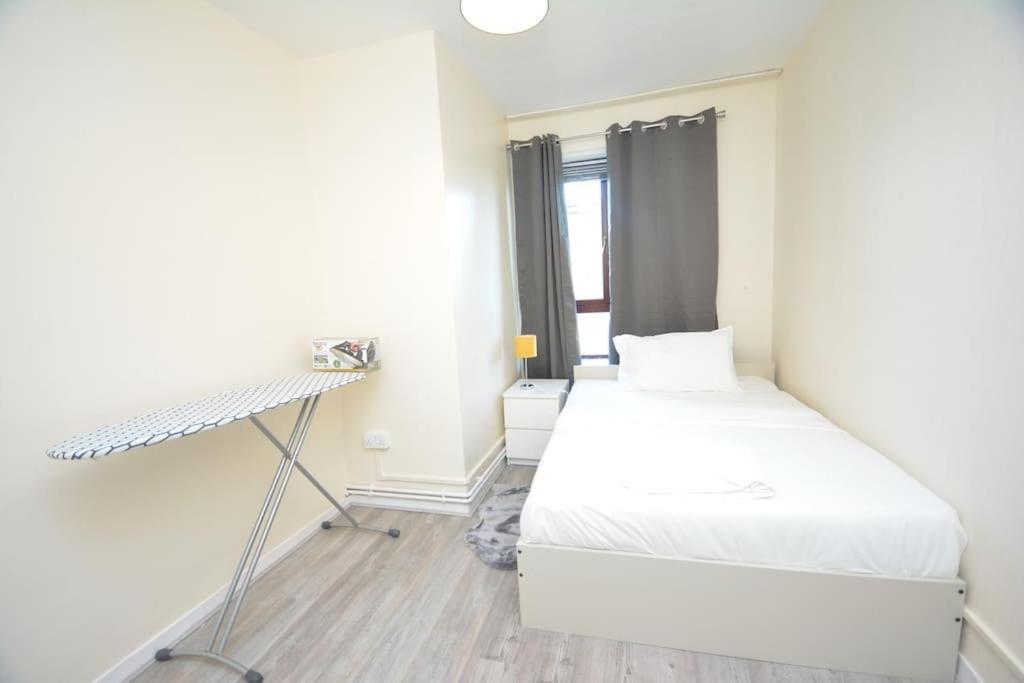 Lovely 4 Bedroom Apartment Close To The City Walking Distance From The Rivere View London Bagian luar foto