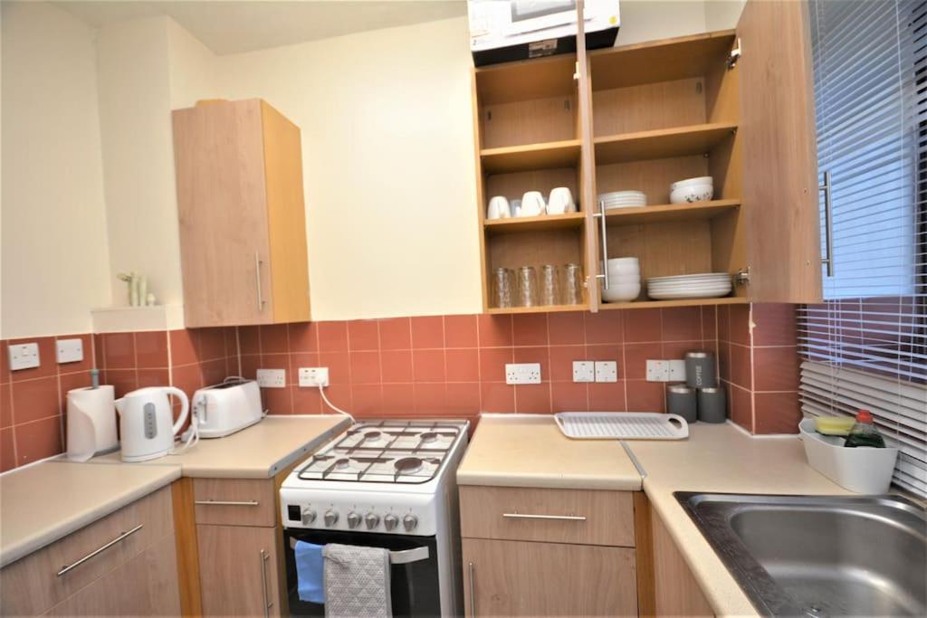 Lovely 4 Bedroom Apartment Close To The City Walking Distance From The Rivere View London Bagian luar foto