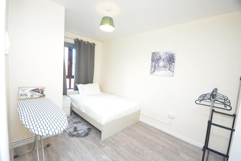 Lovely 4 Bedroom Apartment Close To The City Walking Distance From The Rivere View London Bagian luar foto