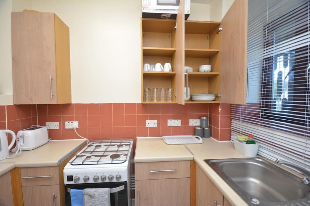 Lovely 4 Bedroom Apartment Close To The City Walking Distance From The Rivere View London Bagian luar foto
