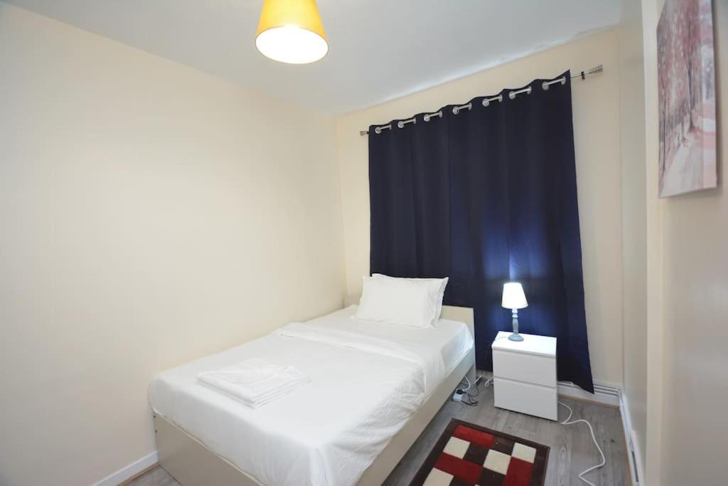 Lovely 4 Bedroom Apartment Close To The City Walking Distance From The Rivere View London Bagian luar foto