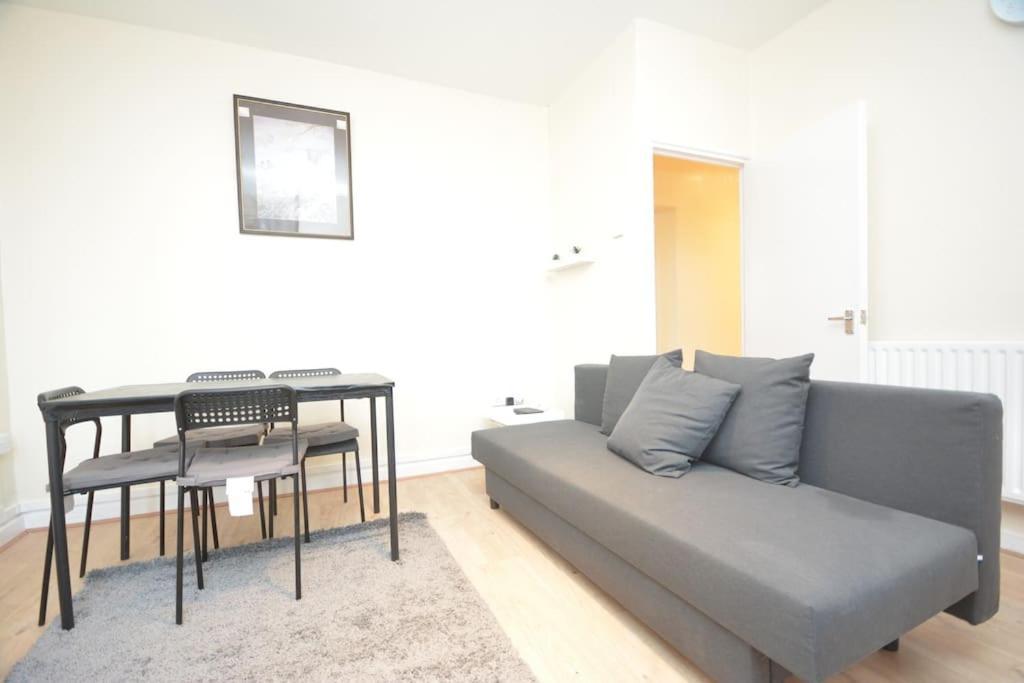 Lovely 4 Bedroom Apartment Close To The City Walking Distance From The Rivere View London Bagian luar foto