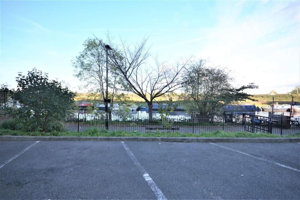 Lovely 4 Bedroom Apartment Close To The City Walking Distance From The Rivere View London Bagian luar foto