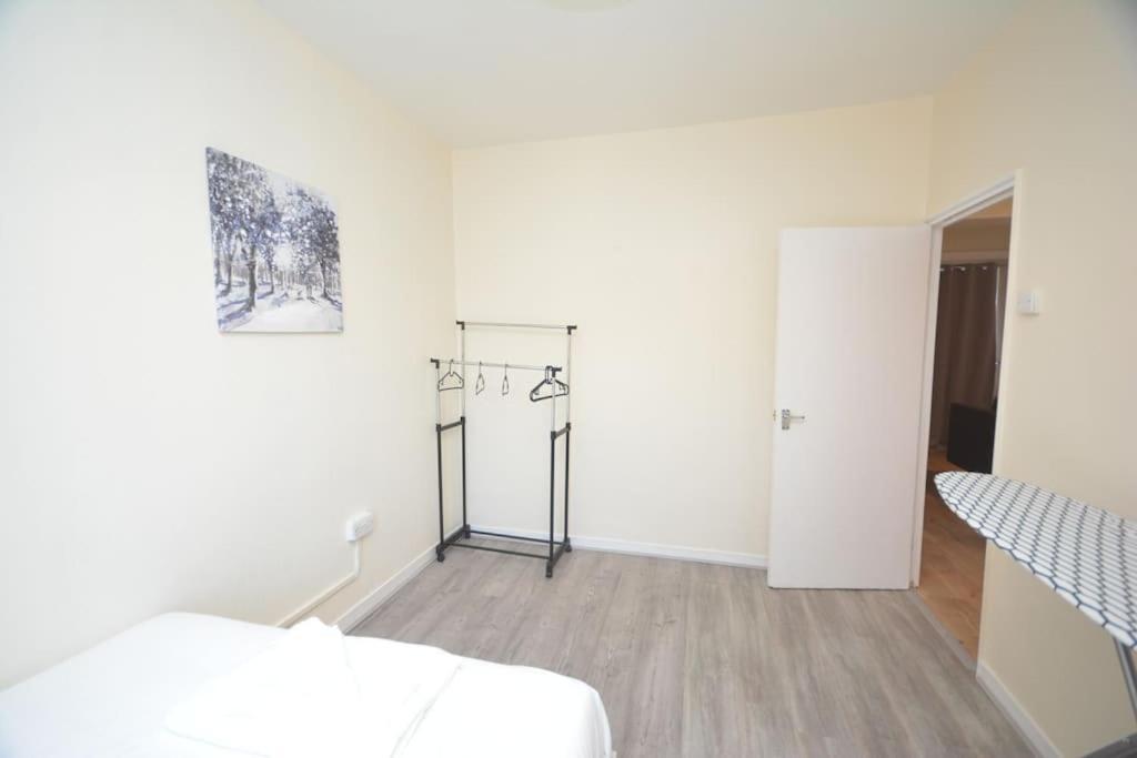 Lovely 4 Bedroom Apartment Close To The City Walking Distance From The Rivere View London Bagian luar foto