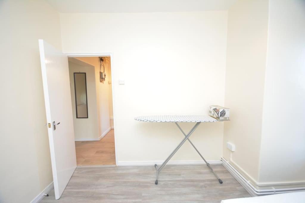 Lovely 4 Bedroom Apartment Close To The City Walking Distance From The Rivere View London Bagian luar foto