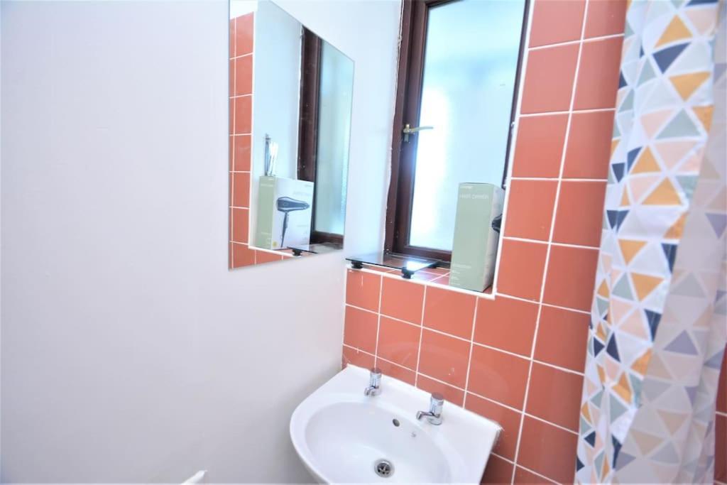 Lovely 4 Bedroom Apartment Close To The City Walking Distance From The Rivere View London Bagian luar foto